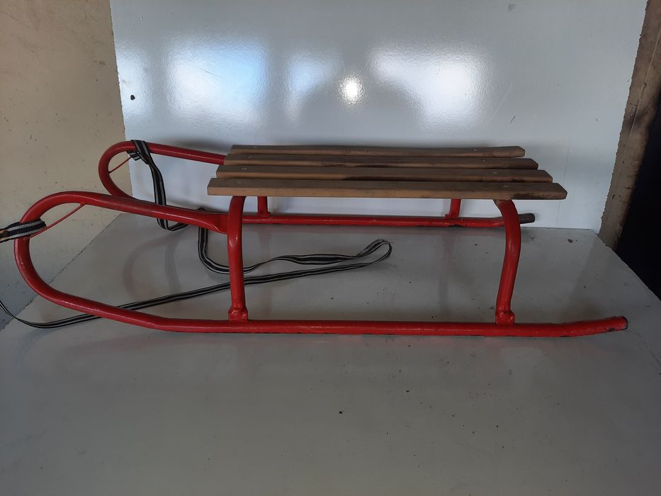 Детска метална шейна с дървена седалка