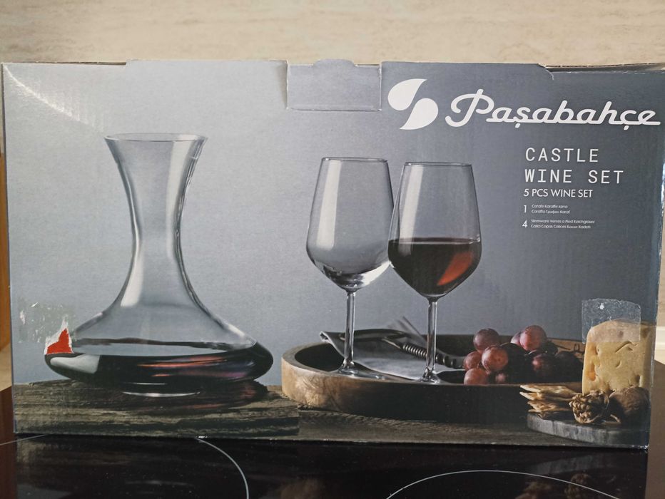 Комплект чаши за вино с графа
