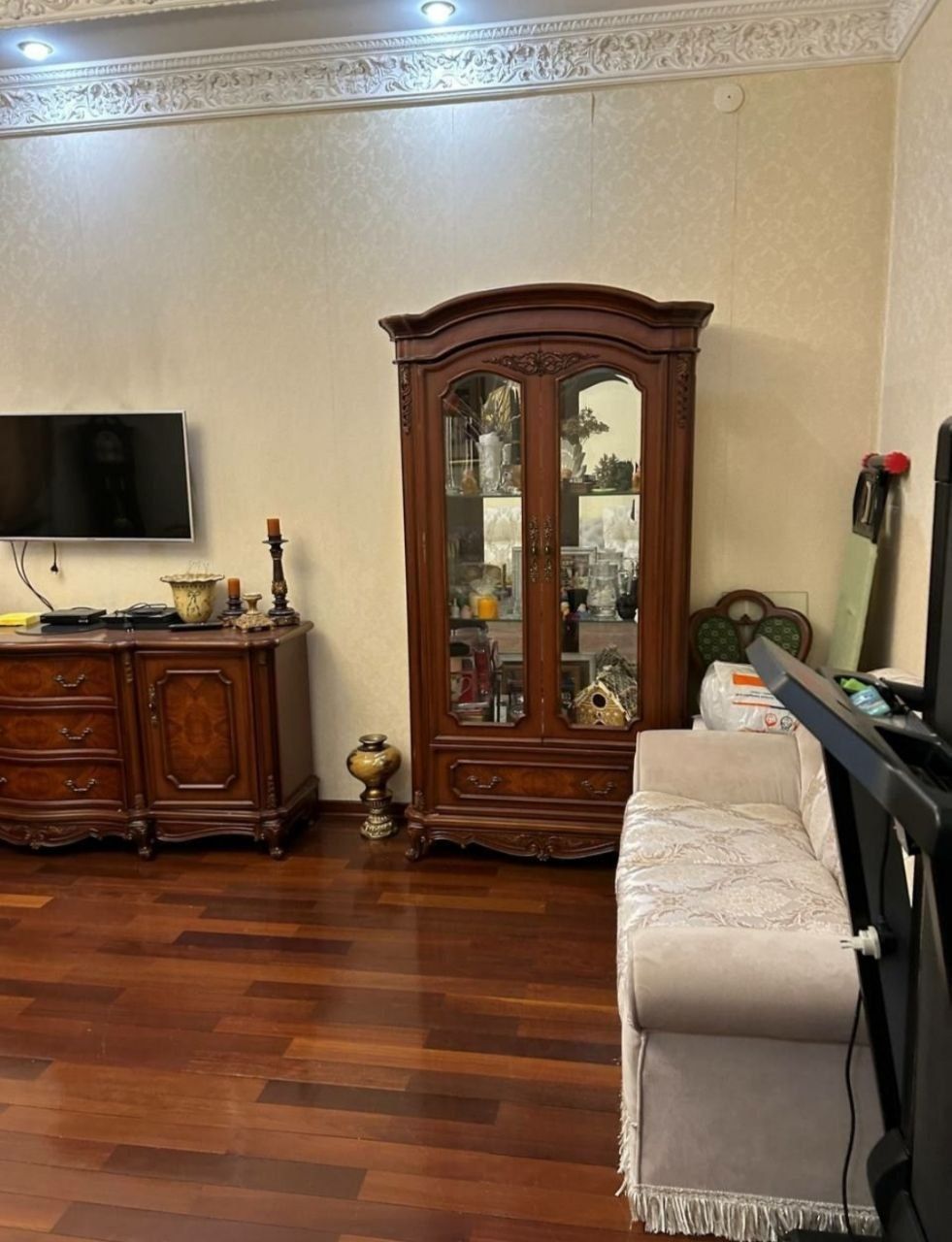 Яккасарайский район 
Ориентир Джуманджи
Цена 550 000$
Площадь участка