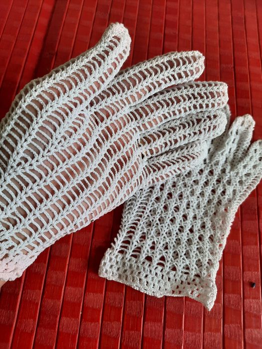 Mănuși albe din macrame crosetate manual