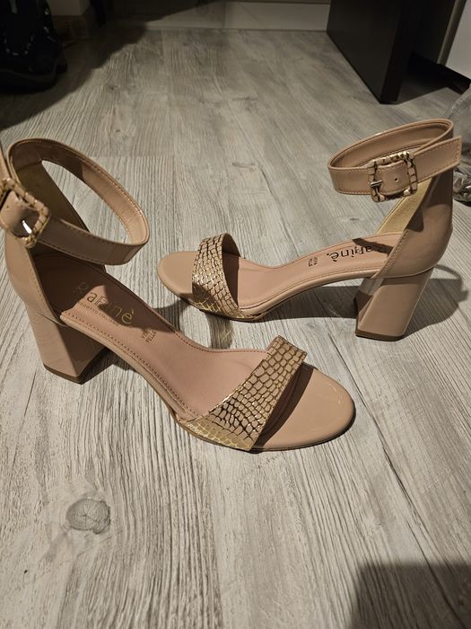 Sandale nude elegante cu toc