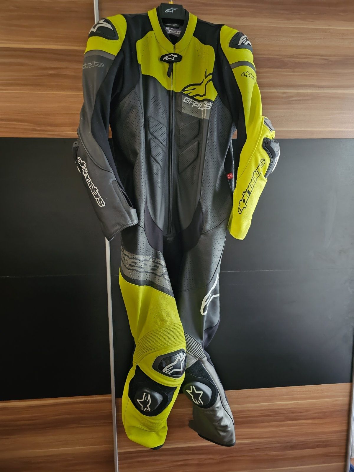 Екип Alpinestars GP Plus Venom 56 номер + подарък ръкавици GP plus