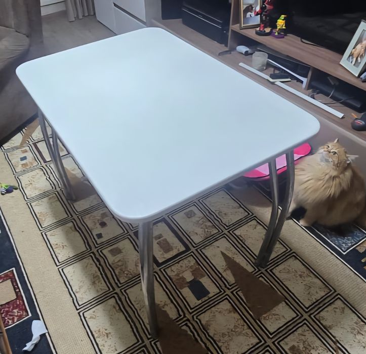 Стол обеденный белый