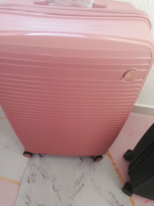 Чемодан срочно продам