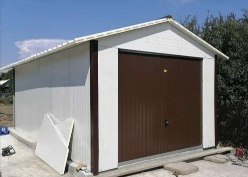 Garaje auto metalice învelite cu panou