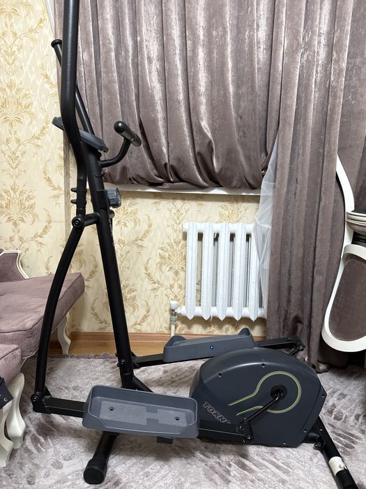 Продаю эллиптический тренажёр Torneo.