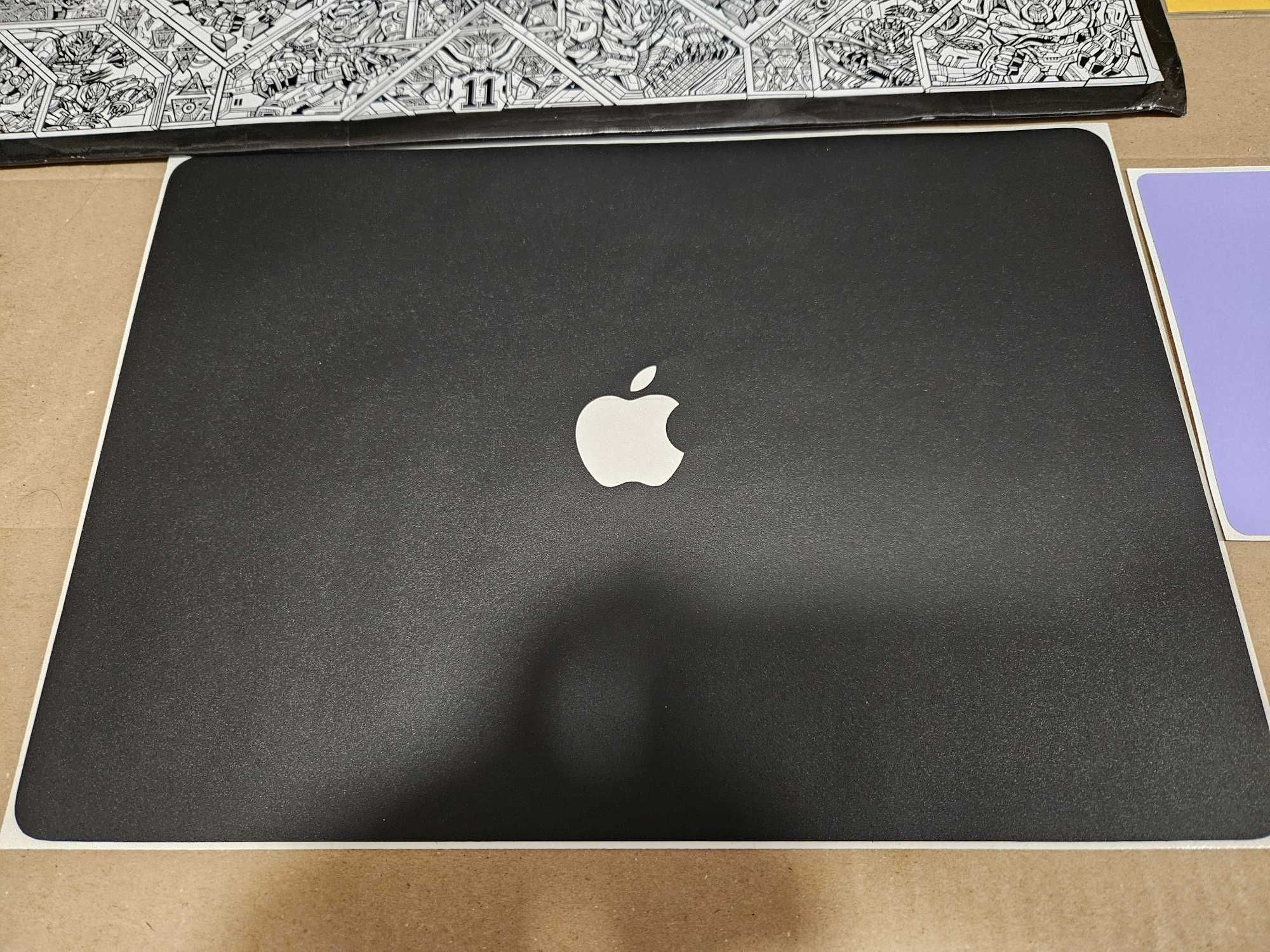 dbrand skin - Macbook Air 13" 2020 M1 - Matte black + purple trackpad