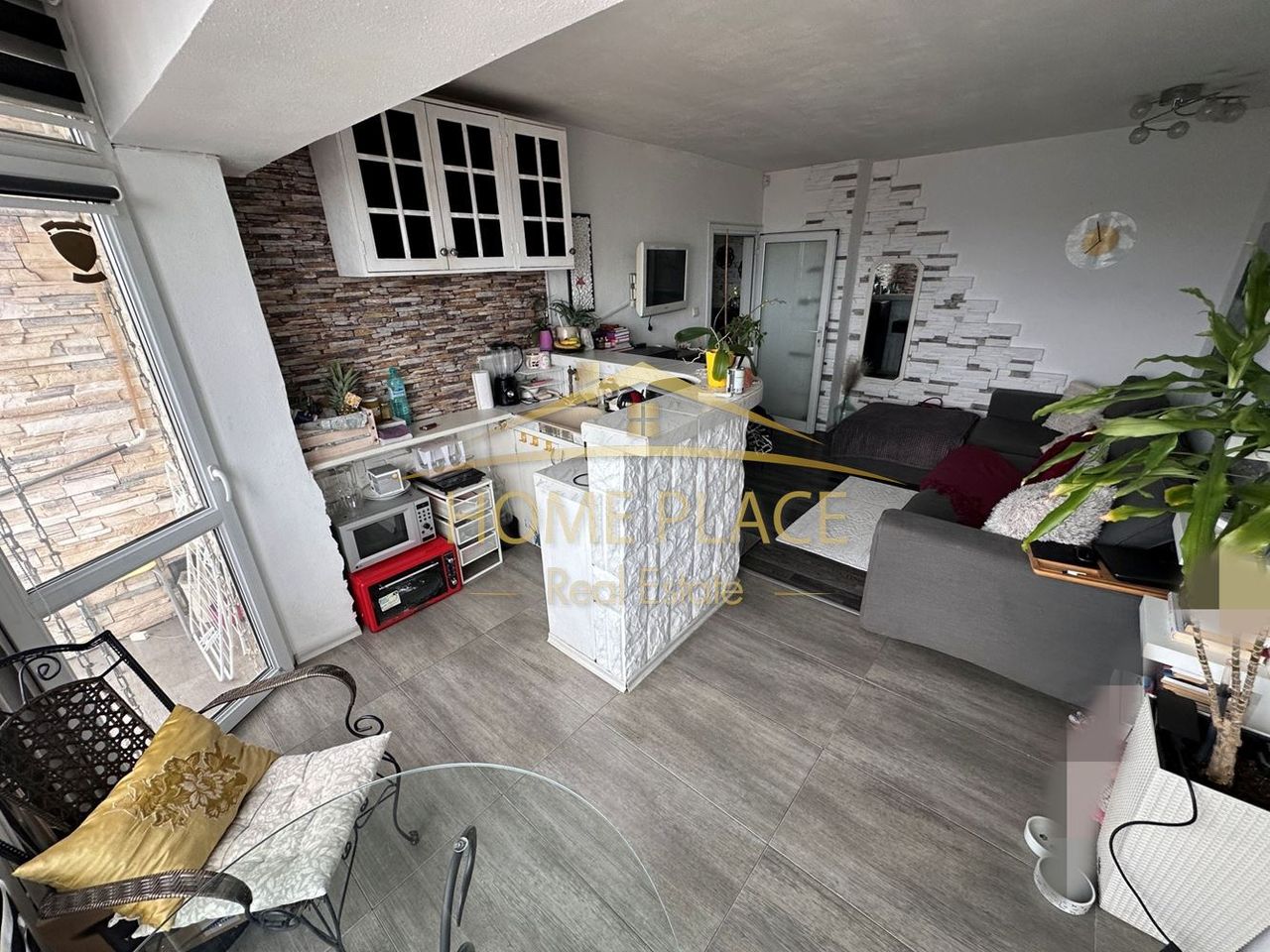 Продава се Двустаен апартамент в Варна, Цветен квартал - 41 кв.м за 2559 €/кв.м - Снимка #2