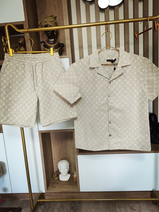 Compleu bărbați Louis Vuitton . Am toate mărimile.