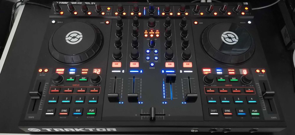 Consola DJ - Traktor S4 MK1