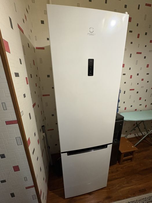 Холодильник Indesit DF5200W