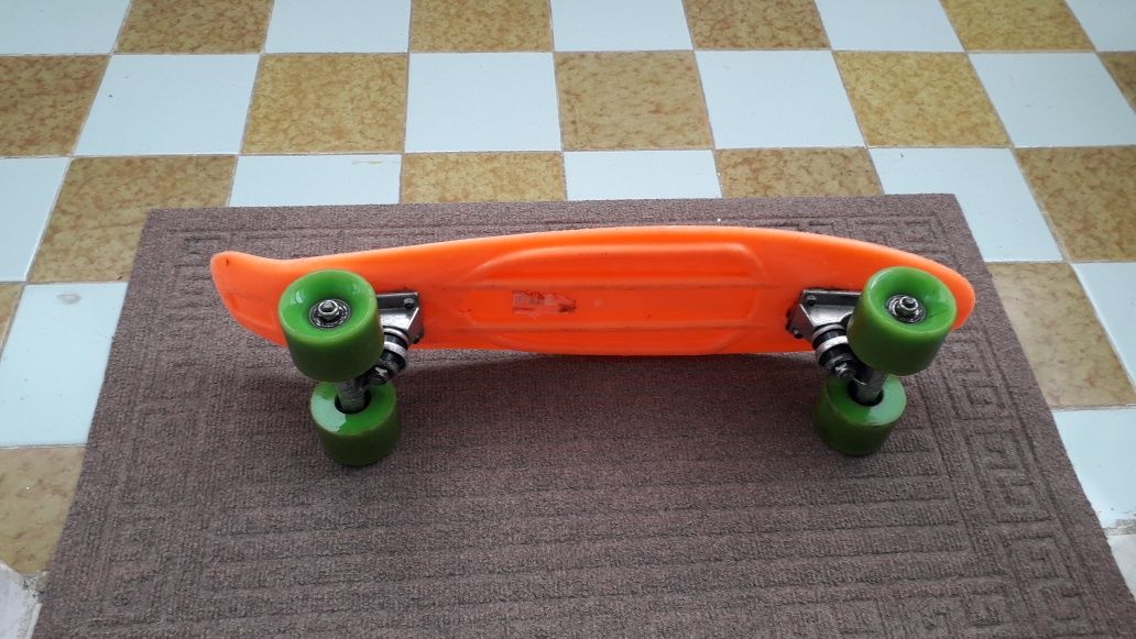 Pennyboard roti silicon stare excelenta + bonus skateboard