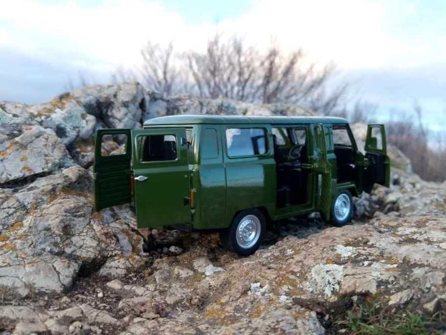 Модел-играчка УАЗ-452 в мащаб 1:24