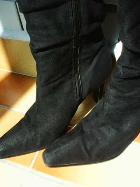 Продавам елегантни черни велурени ботуши на ток