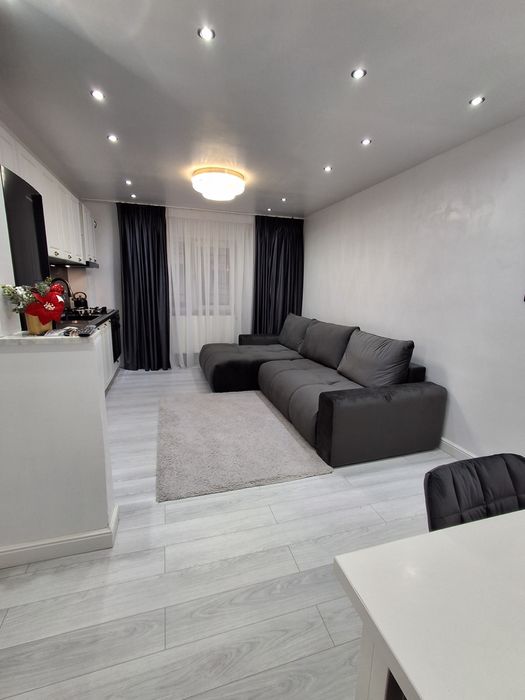Vând apartament renovat recent