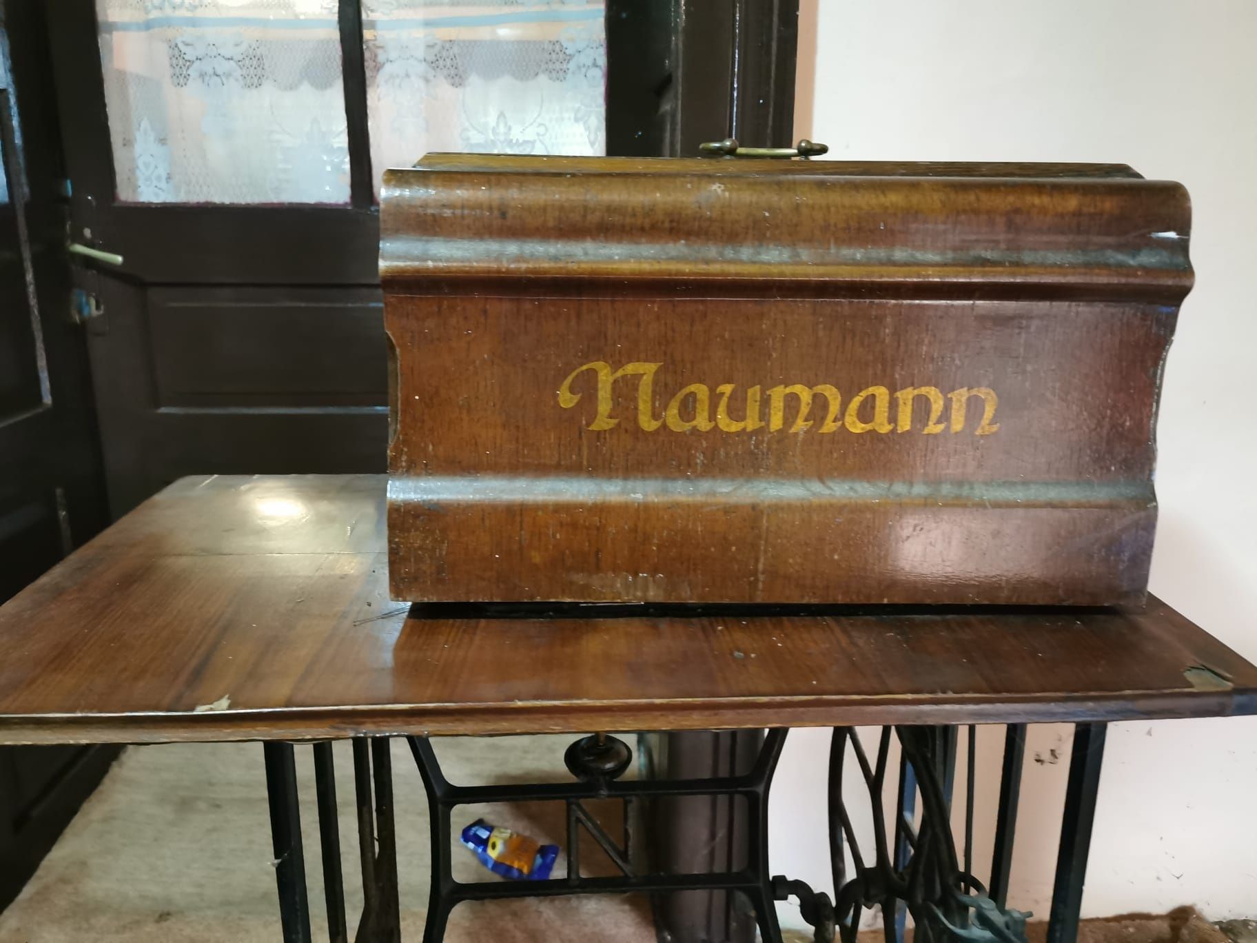 Mașină de cusut Naumann