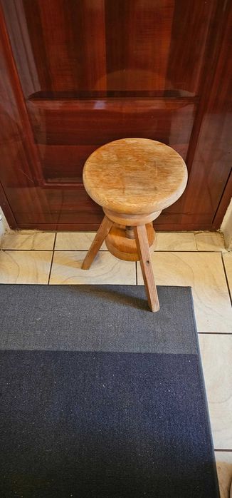 scaun vechi din lemn ajustabil