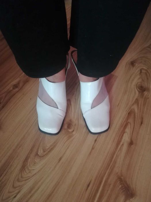 нови бели обувки на удобен ток