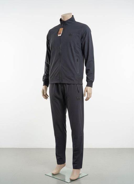 Мужской спортивный костюм