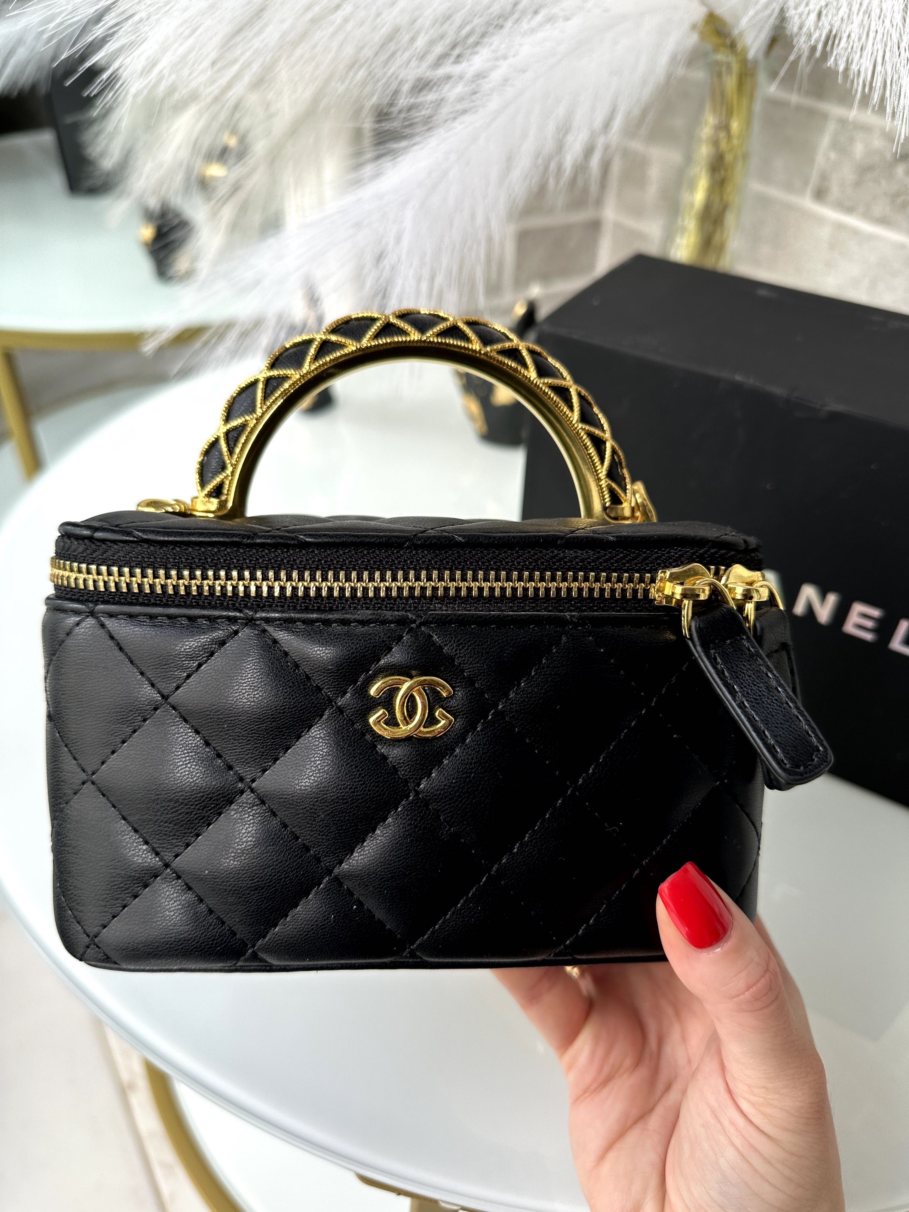 Продавам нова чанта Chanel.