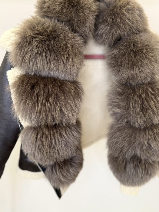 Късо палто от еко кожа и яка от ествен косъм