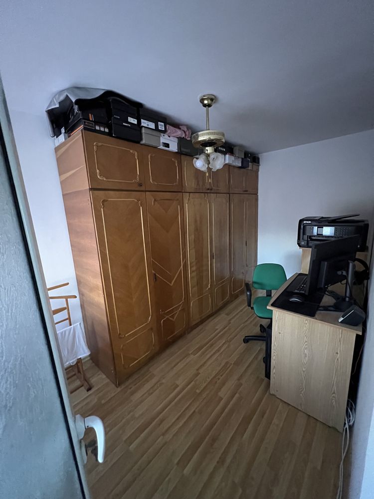 Vând apartament cu 4 camere