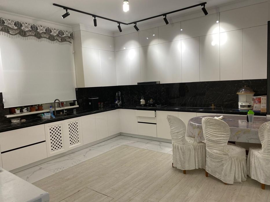 Томалыдан үи сатылады.