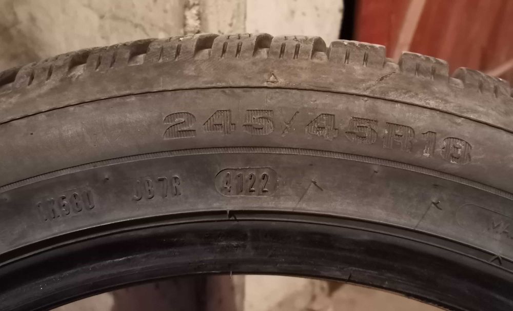 Продавам 2 броя зимни гуми 245.45.18 на 1 сезон дот 2022 Dunlop