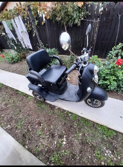 Triciclu electric confortabil – ideal pentru mobilitate urbană .