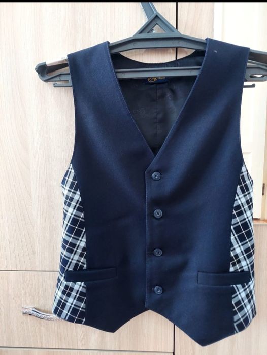 Школьные жилет и галстук