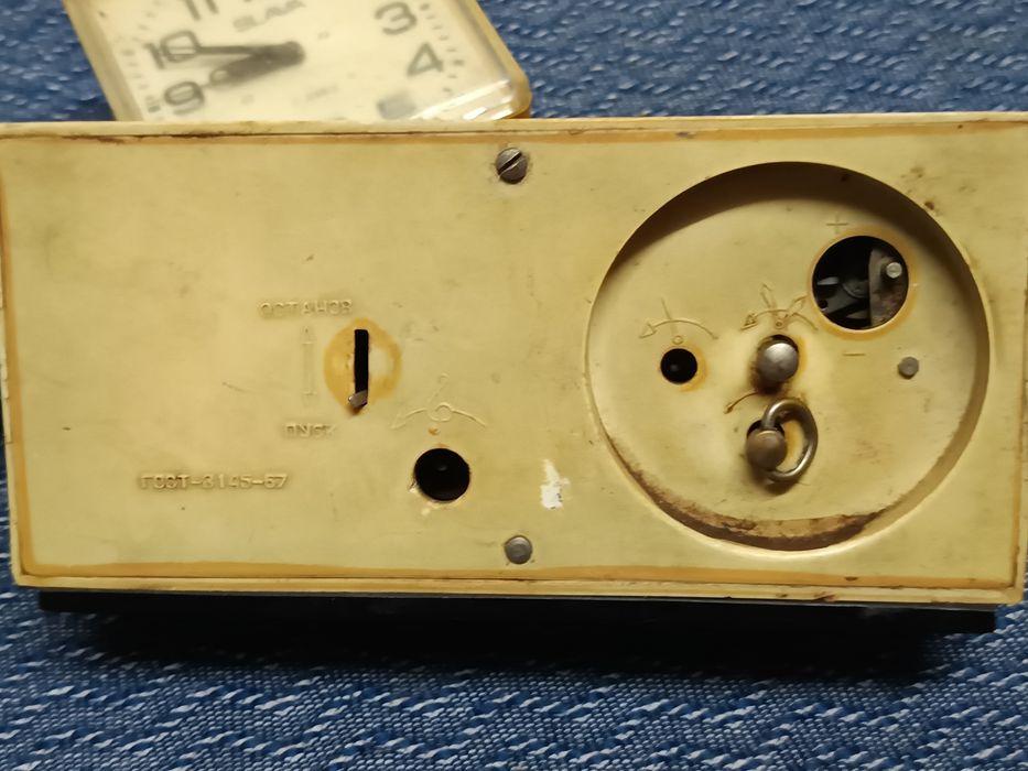 Три механични будилника