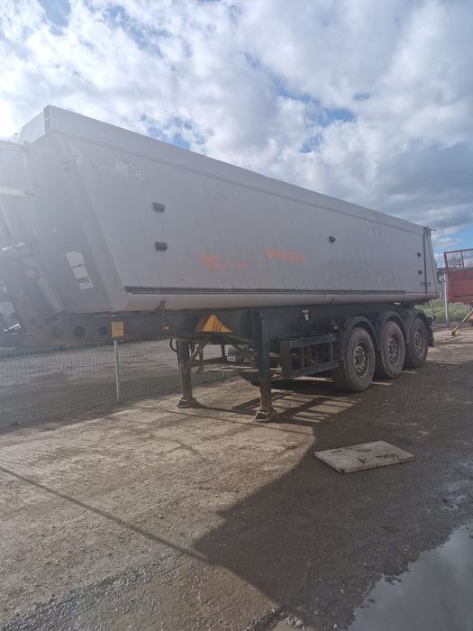Vând remorca basculabila Schmitz,cu prelata nouă