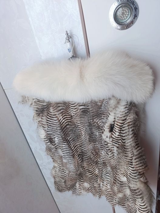 Пухкав елек с естествен косъм от рис и полярна лисица