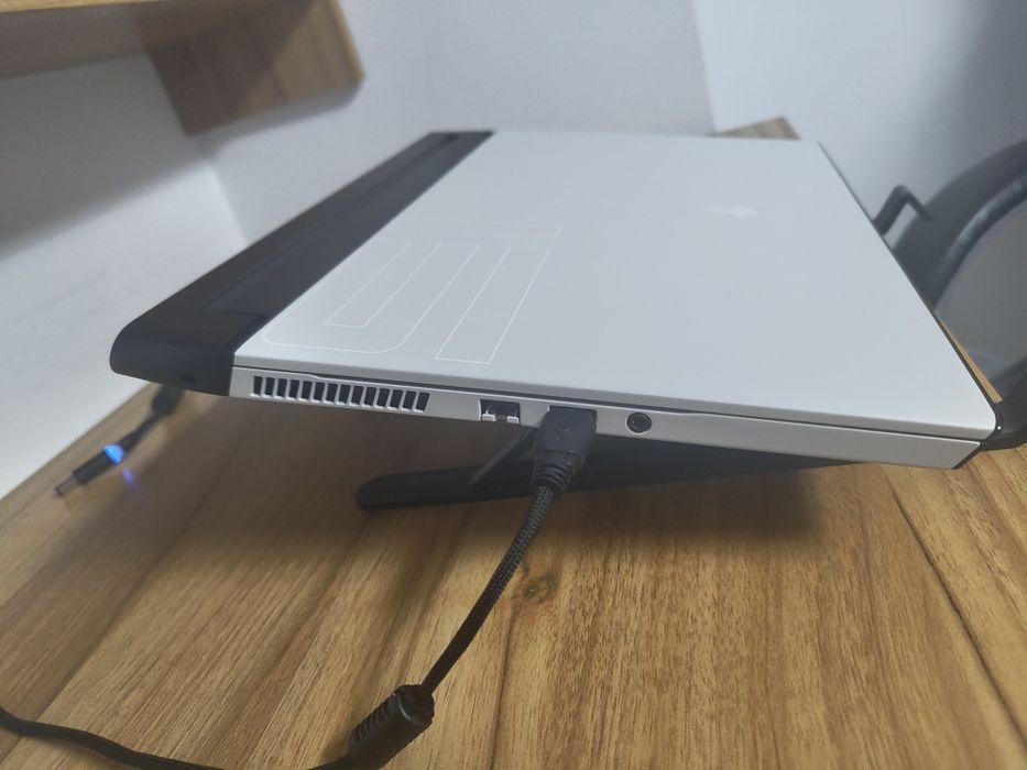 Vând Alienweare m15 r3