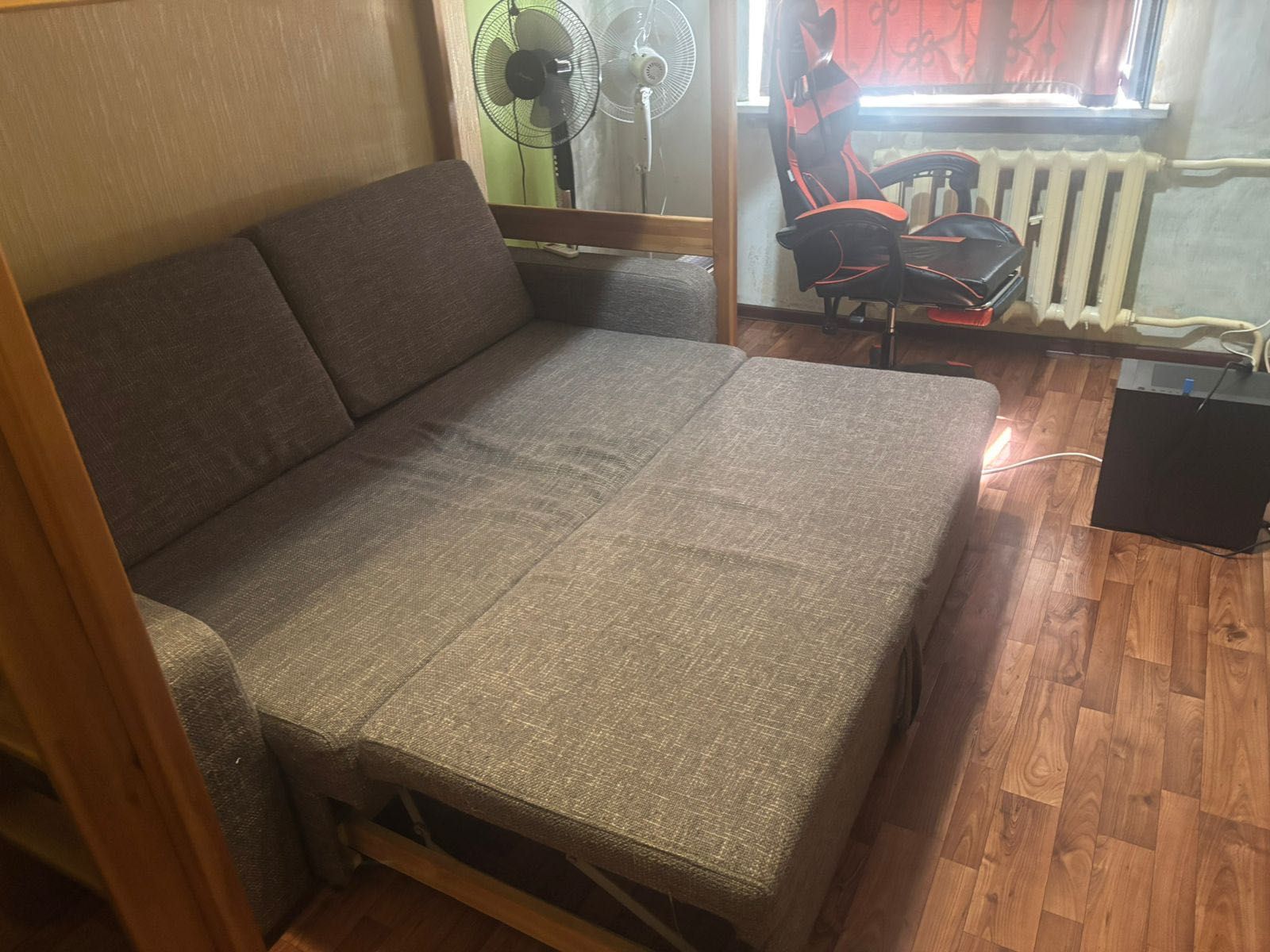 Двух уровненный кровать, диван.