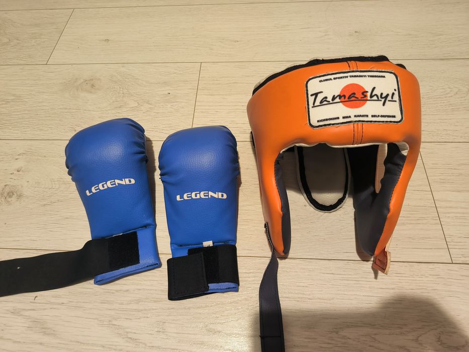 Casca și mănuși kickbox