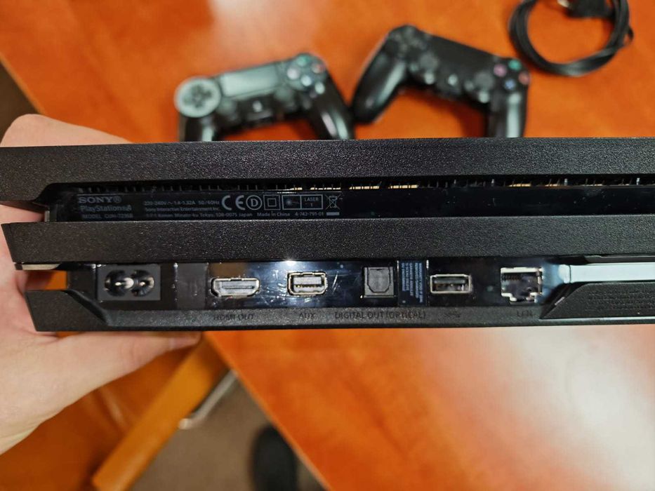 PlayStation 4 Pro 1TB cu 2 controllere și jocuri – stare foarte bună