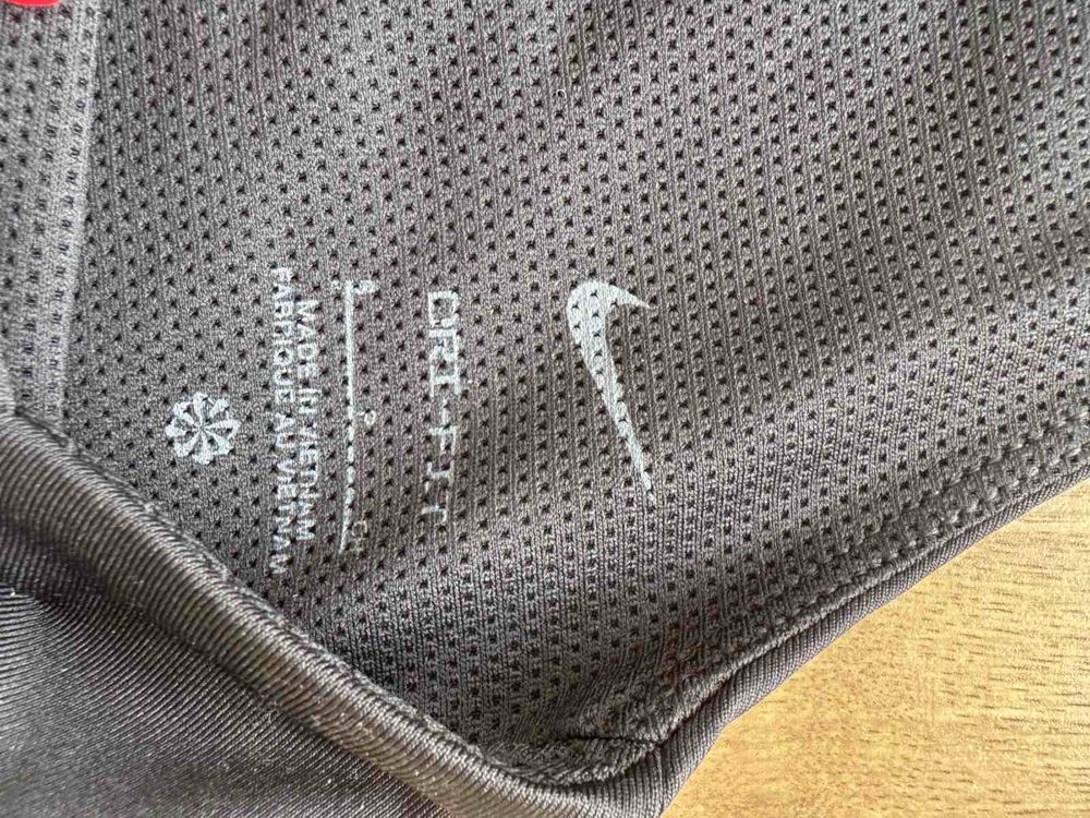 Nike ново бюстие S размер ***