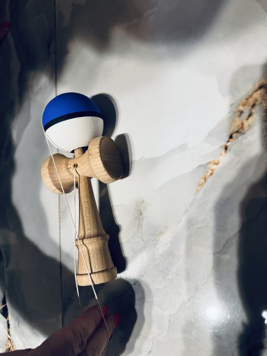 Kendama alb albastru gripul este rubber