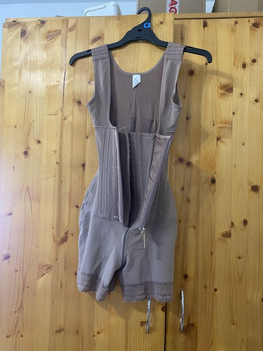 Vand acest corset 100