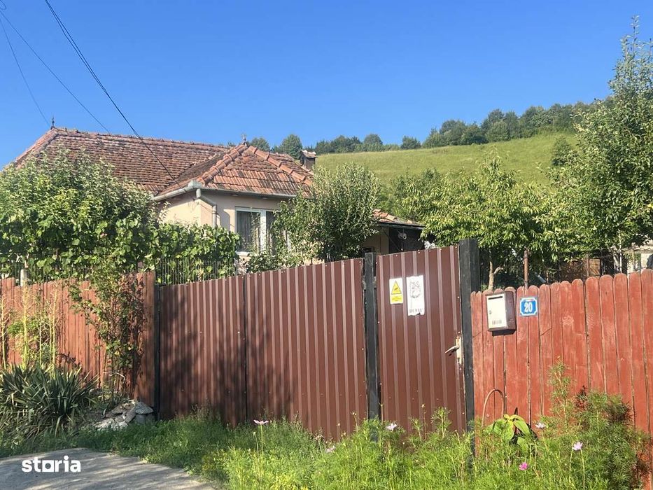 Casa cu 70 arii teren grădina in Teaca