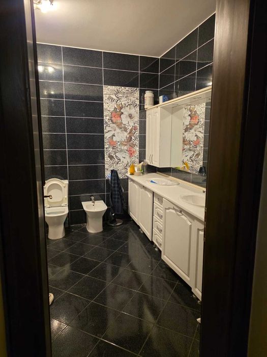 Inchiriez apartament  3 camere , situat în zona Biserica Rosie Arad