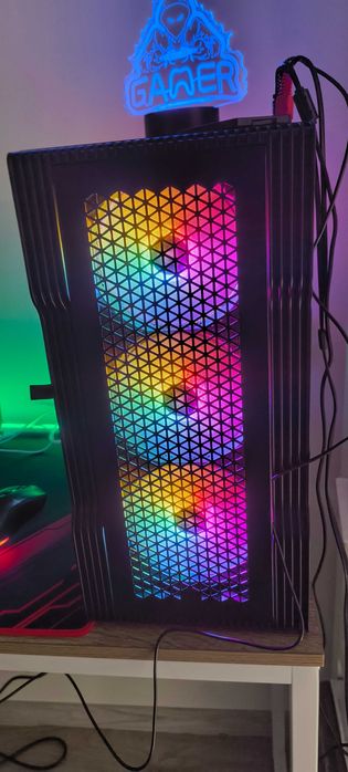 Геймърски компютър с монитор