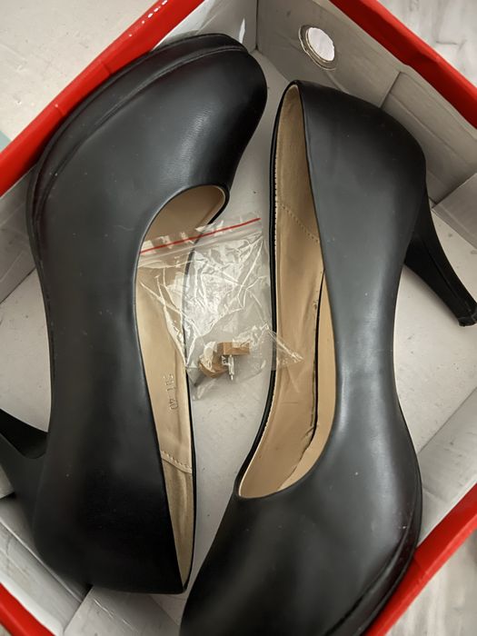 Pantofi cu toc negru