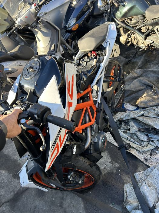 Продавам мотор КТМ Duke на части.