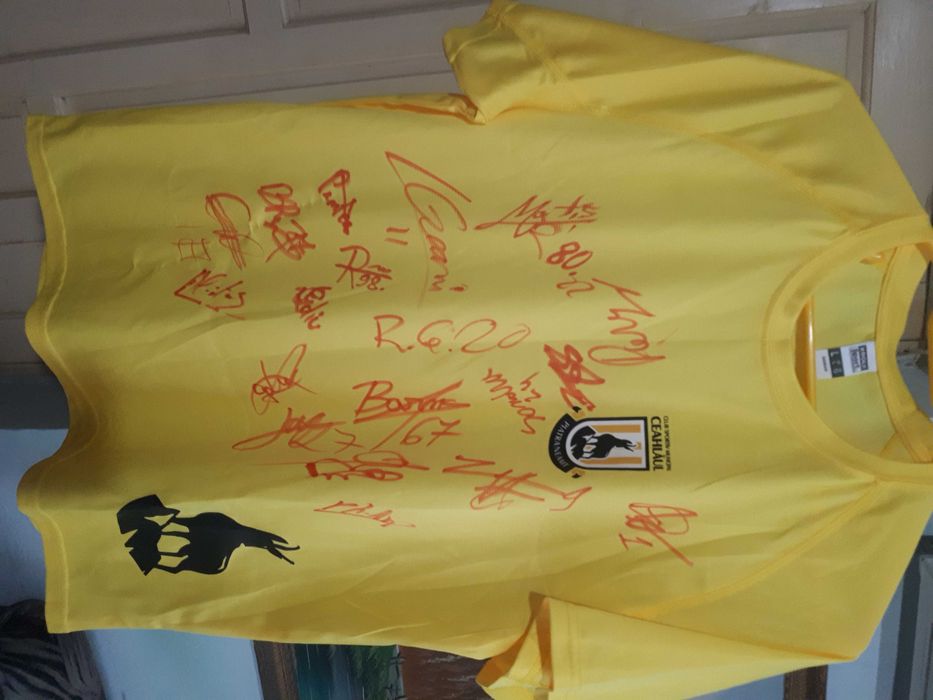 Tricou cu autografe Ceahlaul P Neamt -- Banii merg la un baiat bolnav.