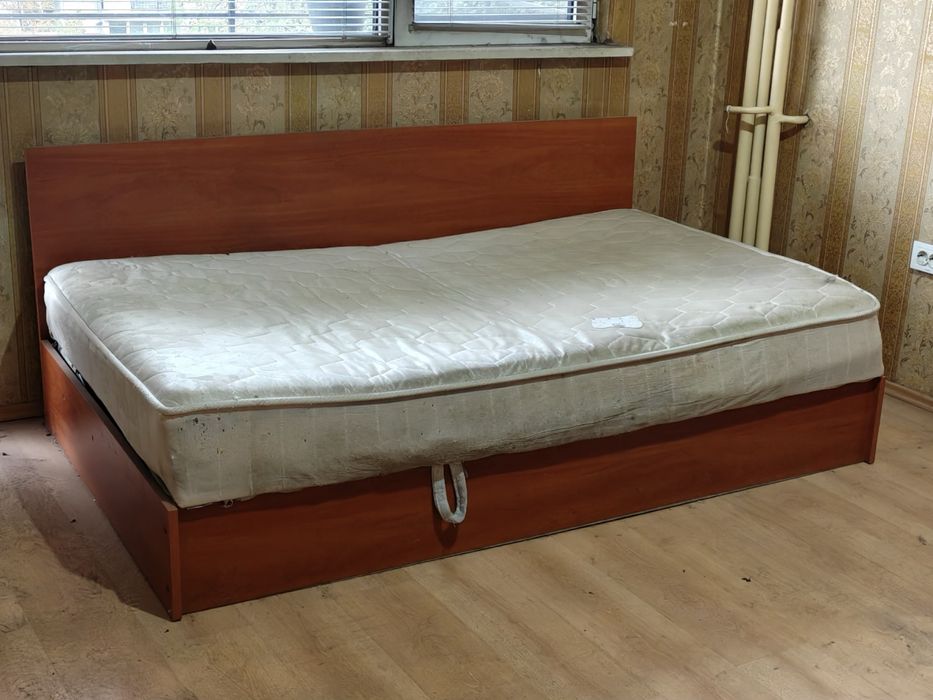 Дървено работно бюро, ракла, рамка за легло и секция