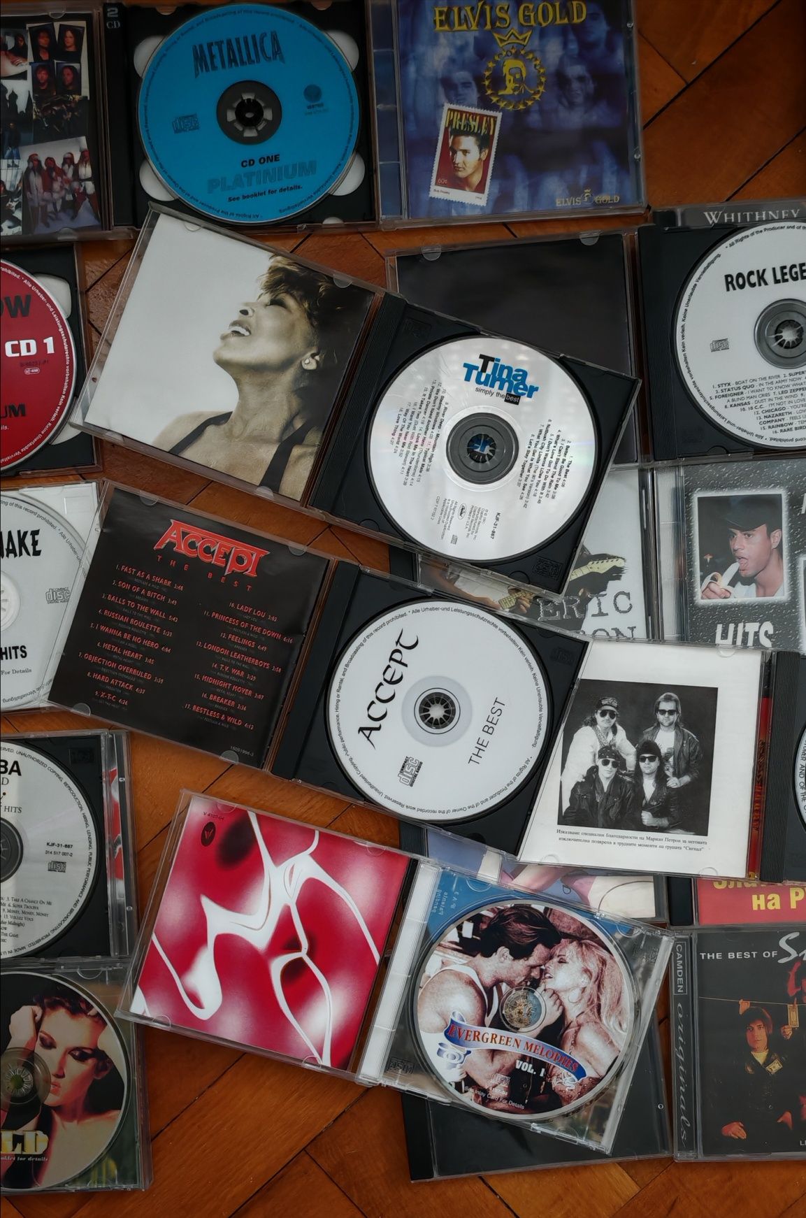 Продавам музикални CD