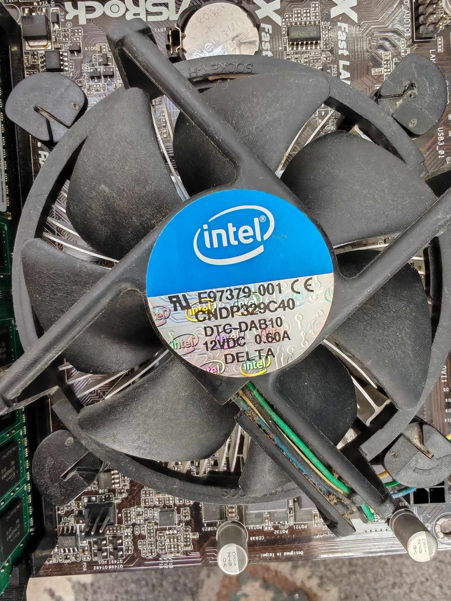 Procesor și cooler Intel
