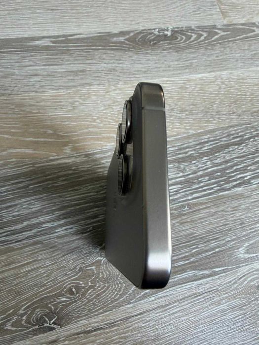 Vând iPhone 15 Pro Titanium, de 256gb, baterie 100%. Stare impecabilă.